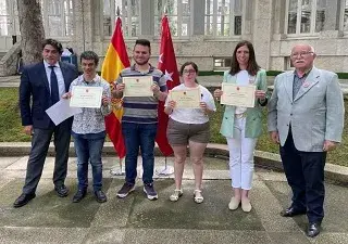 David Pérez entrega diplomas a alumnos con discapacidad intelectual que han realizado prácticas formativas en la Consejería de Transportes (Fuente: Comunidad de Madrid)