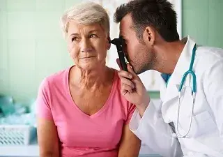 Un médico examina los oídos de una mujer (Fuente: Servimedia)