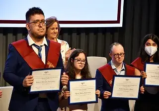 Alumnos recibiendo el diploma del máster en prestaciones de servicios empresariales