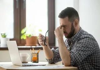Una persona sufriendo una cefalea en el trabajo (Fuente: Servimedia)