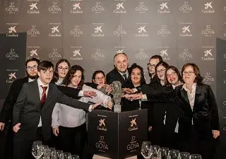 El equipo de jóvenes con síndrome de Down posa junto al director de CaixaBank en Andalucía, Juan Ignacio Zafra, en la Gala de los Premios Goya (Fuente: Down Sevilla)