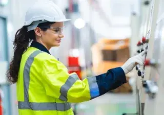 Una mujer en un puesto tradicionalmente masculinizado dentro de una fábrica (Fuente: ILUNION)