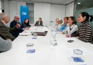 foto de la reunión por las personas mayores