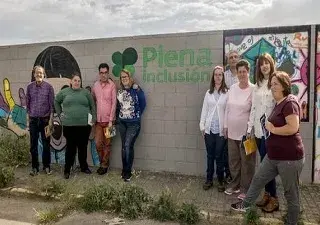 Imagen del Proyecto Plena Inclusión Montijo, con sus integrantes, una de las entidades en peligro de cierre (Fuente: Plena inclusión)