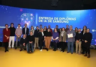 Todos los representantes de los proyectos presentados durante la entrega de los diplomas de la primera edición de Samsung Innovation Campus en Inteligencia Artificial para alumnos con discapacidad