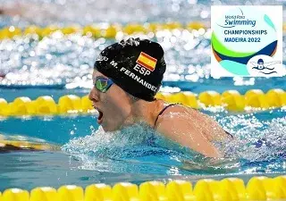 Marta Fernández, durante la prueba de los 50 braza S3 del Campeonato del Mundo de Natación Paralímpica de Madeira 2022 y el logotipo de los campeonatos (Fuente: Comité Paralímpico Español)
