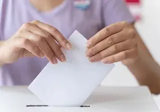 Una persona insertando su voto en una urna (Fuente: Servimedia)