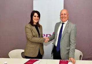 Momento del encuentro de FIAPAS y Renfe para colaborar por la accesibilidad de las personas con discapacidad auditiva (Fuente: FIAPAS)