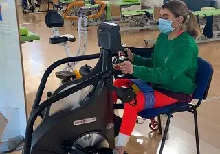 Una de la usuarias del nuevo servicio de mantenimiento autónomo, realizando uno de los ejercicios en la sala de neurorrehabilitación del recinto de la FLM