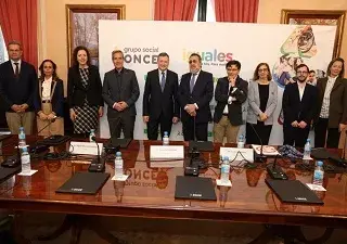 Foto de familia en la que se ve a los firmantes y asistentes al acto (Fuente: Jorge Villa)