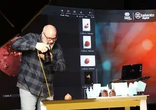 Imagen de Pablo Gil realizando fotografía gastronómica en 'Por talento Digital' (Fuente: Jorge Villa)