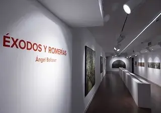 Vista de la sala 'Cambio de sentido' con los cuadros de Ángel Baltasar