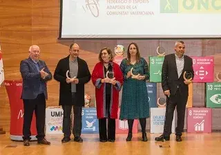 Isabel Martínez Lozano posando con otros premiados tras recoger el galardón (Fuente: UMH)