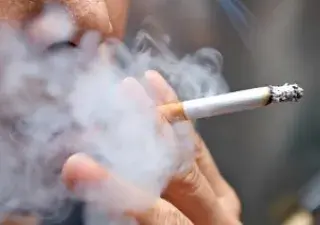 persona fumando tabaco