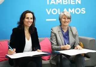 firma del convenio por la integración laboral entre las representantes de OUIGO y Fundación Integra