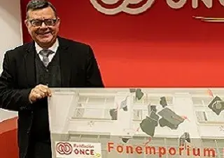 Momento de entrega de la donación del Fondo Fonemporium FI a Fundación ONCE
