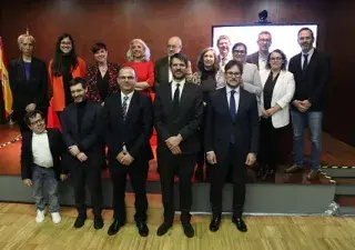 los ministros junto a las personas de la CNSE