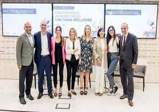 Foto de familia de la jornada. De izquierda a derecha de la imagen: Balvinder Powar, Oscar Da Pena, Patricia Otero, Xelo González, Marta Aisa Blanco, Pilar Soret, Úrsula Mariategui y Pablo García Astrain.