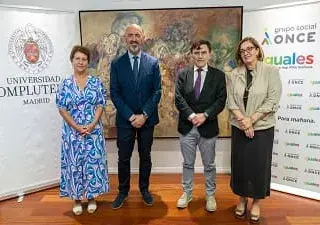 foto de grupo de representantes de la UCM y Fundación ONCE