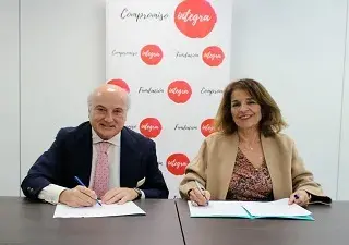 Pedro Tomey y Ana Botella en el momento de la firma de la VI edición del proyecto “Abriendo un futuro”, para mejorar el acceso al empleo de personas en riesgo de exclusión social (Fuente: Fundación Integra)