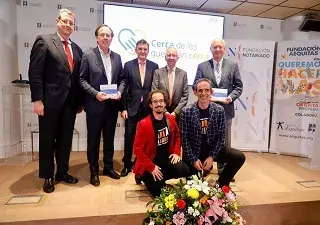 Momento de la entrega de los premios "Cerca de los que están cerca", con Manuel Tarrío, Juan José García, José Ángel Martínez Sanchiz, Lázaro González y Antoni Reverter, junto a los los magos David Navares y Pablo Arranz (Fuente: Consejo General del Notariado)