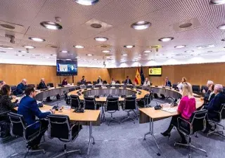 Momento en el que la vicepresidenta primera y ministra de Economía, Comercio y Empresa, Nadia Calviño, se ha reunido con las patronales de las entidades de crédito, representantes de los usuarios financieros y el Banco de España (Fuente: La Moncloa)