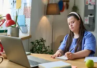 Una mujer con discapacidad intelectual trabajando en una oficina (Fuente: Servimedia)