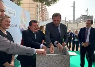 Los asistentes al acto poniendo la primera piedra nueva Delegación ONCE Castilla y León (Fuente: ONCE)
