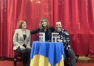 Momento de la presentación de la novela, Pucheros de vida, con la presencia de Guadalupe Iglesias (Fuente: Medialuna)