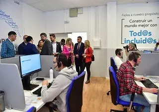 Momento de la inauguaración del centro de ILUNION en Jaraíz de la Vera, con algunos de los asistentes (Fuente: ILUNION)