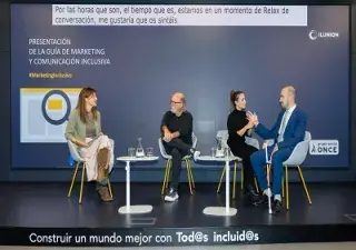 Presentadores de la guía en el evento
