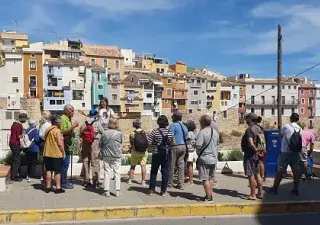 grupo de turistas escuchando a un guía hablando por lengua de signos