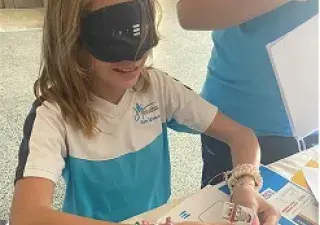 niño jugando a juegos de discapacidad visual que ha creado Integra CEE