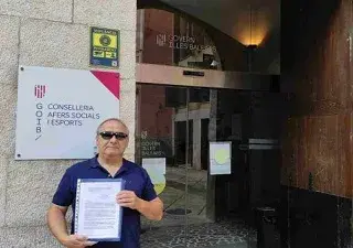 Jesús López, presentando su escrito en la Conselleria de Asuntos Sociales (Fuente: Ok Diario Baleares)