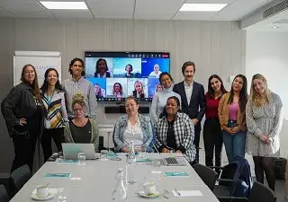 Voluntarios de KPMG junto a beneficiarios de Fundación Integra en la Escuela de Fortalecimiento presencial en la sede de KPMG en Palma de Mallorca (Fuente: Fundación Integra)