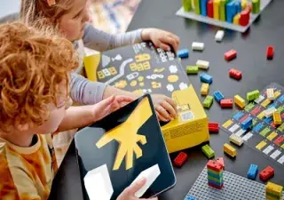 Dos niños juegan con los ladrillos braille del Lego Braille Bricks (Fuente: Lego)