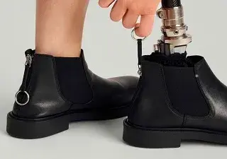 Unos botines adaptados a una prótesis (Fuente: Zalando)