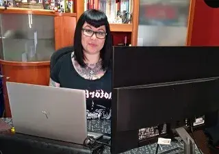 Jennifer, en su casa con su equipo informático (Fuente: Foto cedida por Jennifer González a Servimedia)