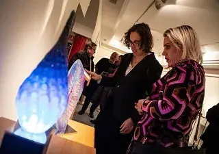 Dos personas ante esculturas de la serie 'Aqua' de Fátima Cortés (Fuente: Museo Tiflológico de la ONCE)