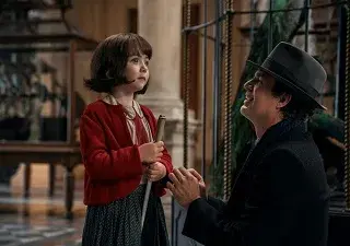 La actriz ciega Nell Sutton junto al actor Mark Ruffalo, durante el rodaje de la película ‘La Luz que no Puedes ver’, en la que encarna a Marie-Laure de niña (Fuente: Netflix)