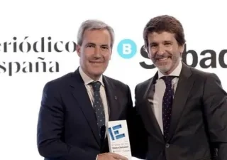 Oñoro recibiendo el premio por parte de Sergi Gillot