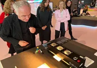 Ferran Adrià con el horno fúser en la Feria del Libro de Fráncfort (Fuente: ONCE)