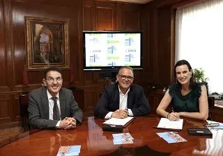 Andrés Ramos, Ángel Luis Gómez e Irene Pardo en un momento de la renovación del convenio de colaboración en relación con el Festival Internacional de Teatro Clásico de Almagro (Fuente: ONCE)