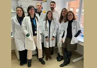 La doctora Cortón, con su equipo (Fuente: IIS-FJD)