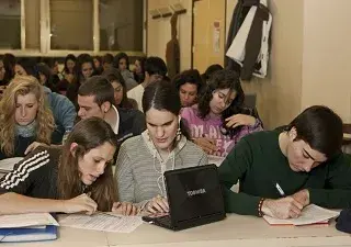Una alumna ciega junto a sus compañeros preparándose para la EBAU