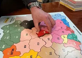 Detalle del mapa-puzle de España de la ONCE, para escolares inclusivo, lúdico y sostenible