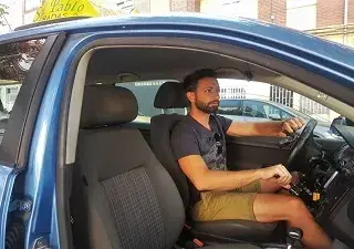 Una persona conduciendo un vehículo adaptado para personas con discapacidad (Fuente: Predif CyL)