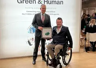 Momento de la entrega del galardón de Predif a la labor de Viajes El Corte Inglés en materia de turismo accesible (Fuente: TUR4all)