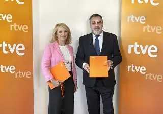 Elena Sánchez y Miguel Carballeda, tras firmar el acuerdo (Fuente: RTVE)