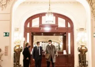 Foto en la que se ve a técnicos evaluando posibles mejoras en la entrada del Real Casino de Madrid